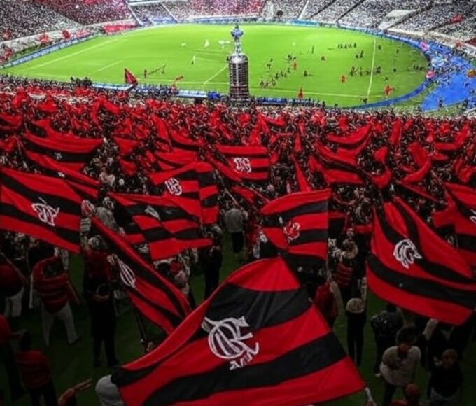 Estádio Maracanã com troféu da Copa Libertadores e bandeiras do Flamengo, celebrando a conquista do tetra em 2025.