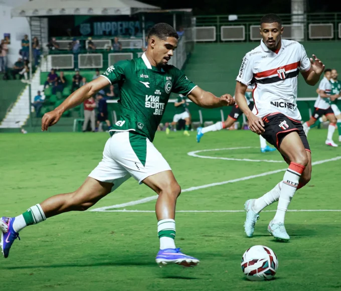 Kadu Sousa fez o gol da vitória do Goiás diante do Botafogo-SP (Foto - Rosiron Rodrigues)