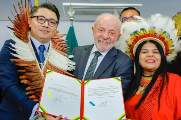 1 de 1 O presidente Lula (centro) sanciona a criação da Universidade Federal Indígena. Também estão na foto: Eloy Terena (ministro do Povos Indígenas) e Sonia Guajajara (ex-ministra dos Povos Indígenas) - Foto: Ricardo Stuckert/PR