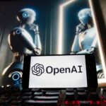 Logotipo da OpenAI em um celular diante de uma imagem gerada pelo DALL·E, ferramenta de criação de imagens do ChatGPT. — Foto: Michael Dwyer/AP