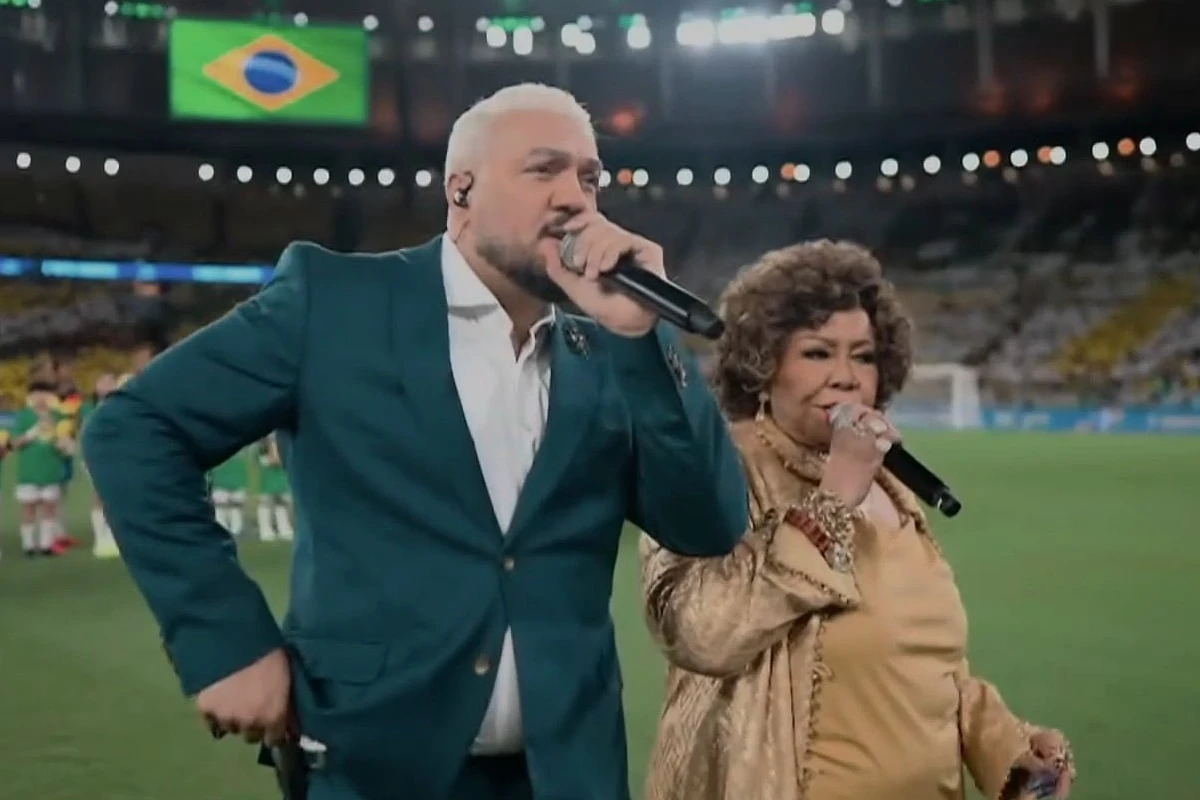 1 de 1 Alcione e Belo são detonados após cantar hino nacional em amistoso da Seleção - Foto: Reprodução/SporTV