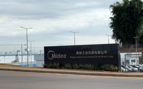 Trabalhadores denunciam agressão física e param fábrica de multinacional chinesa em MG — Foto: Reprodução EPTV