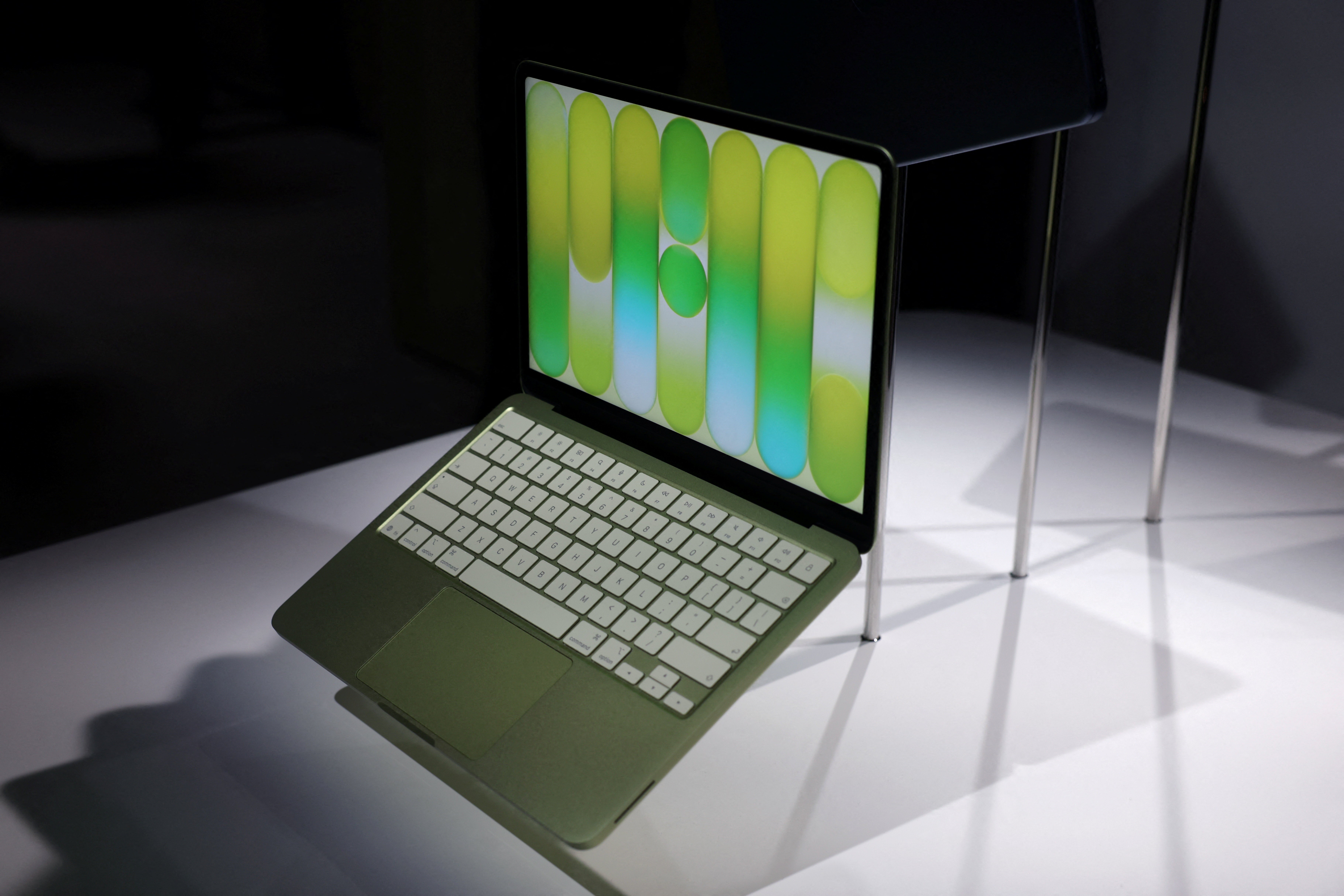 MacBook Neo exibido em evento da Apple em Nova York nesta quarta (04) — Foto: Shannon Stapleton/Reuters