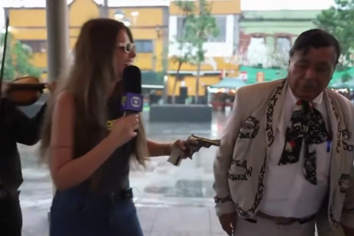1 de 1 Repórter da Globo recebe arma ao vivo e choca - Metrópoles - Foto: Reprodução/ GE TV