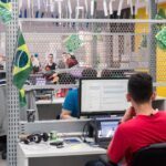 Empresas como a startup GetNinjas, em São Paulo, enfeitou o ambiente de trabalho para a Copa do Mundo e permitirá que funcionários assistam aos jogos em casa ou no próprio escritório — Foto: Marcelo Brandt/G1