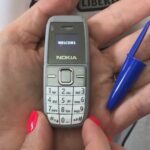 Minicelular, do tamanho da tampa de uma caneta, foi apreendido dentro de cela da prisão em Canoas — Foto: Ronaldo Bernardi/Agência RBS