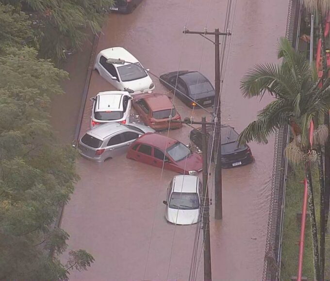 Carros presos em alagamento em Santo André, na Grande SP — Foto: Reprodução/TV Globo