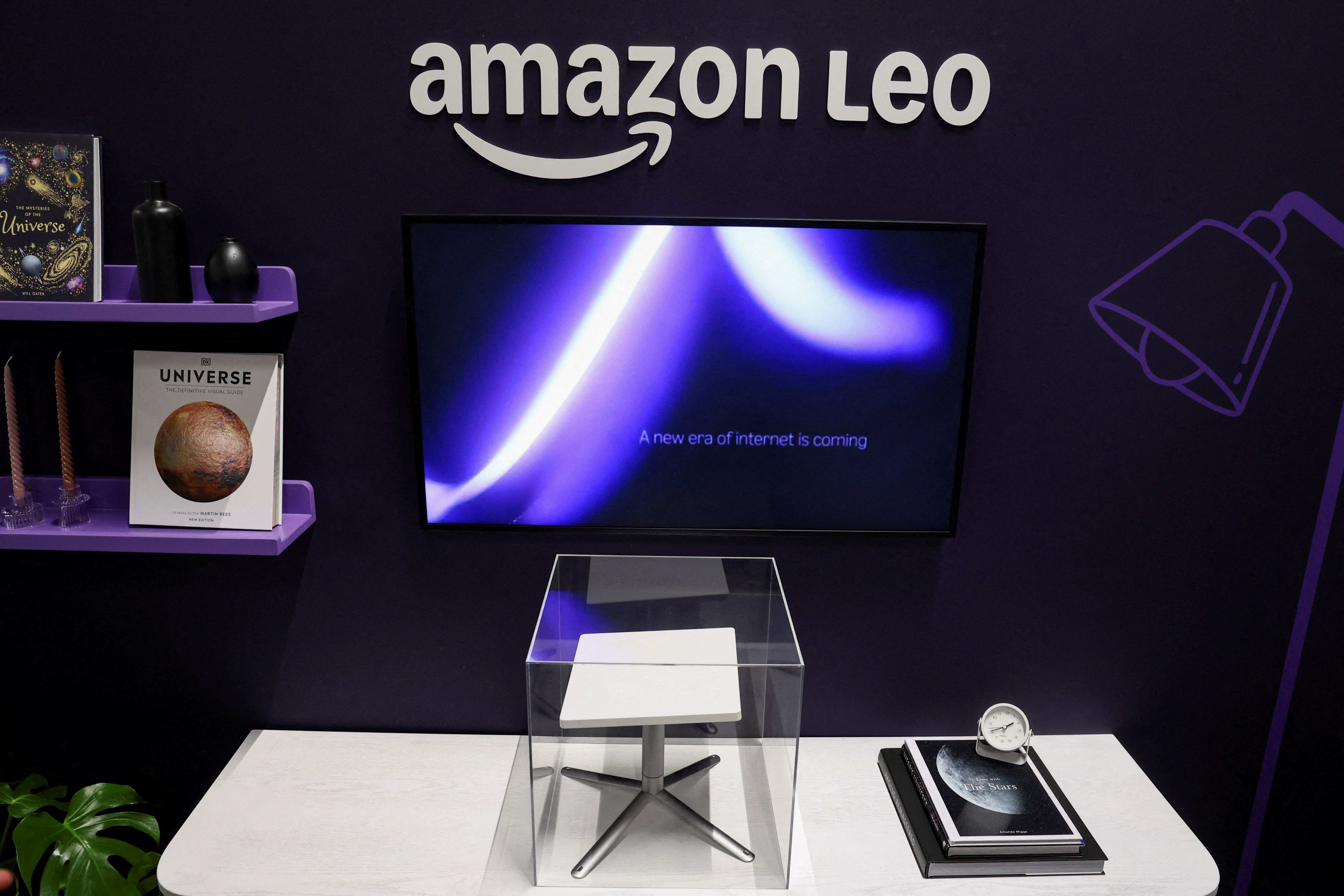 Sistema Amazon Leo em exposição durente o evento Future EMEA 2026 em Dartford, no Reino Unido — Foto: REUTERS/Toby Shepheard