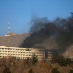 Fumaça sai do Hotel Intercontinental em Cabul, capital do Afeganistão, durante ataque terrorista em 21 de janeiro de 2018 — Foto: Mohammad Ismail/Reuters