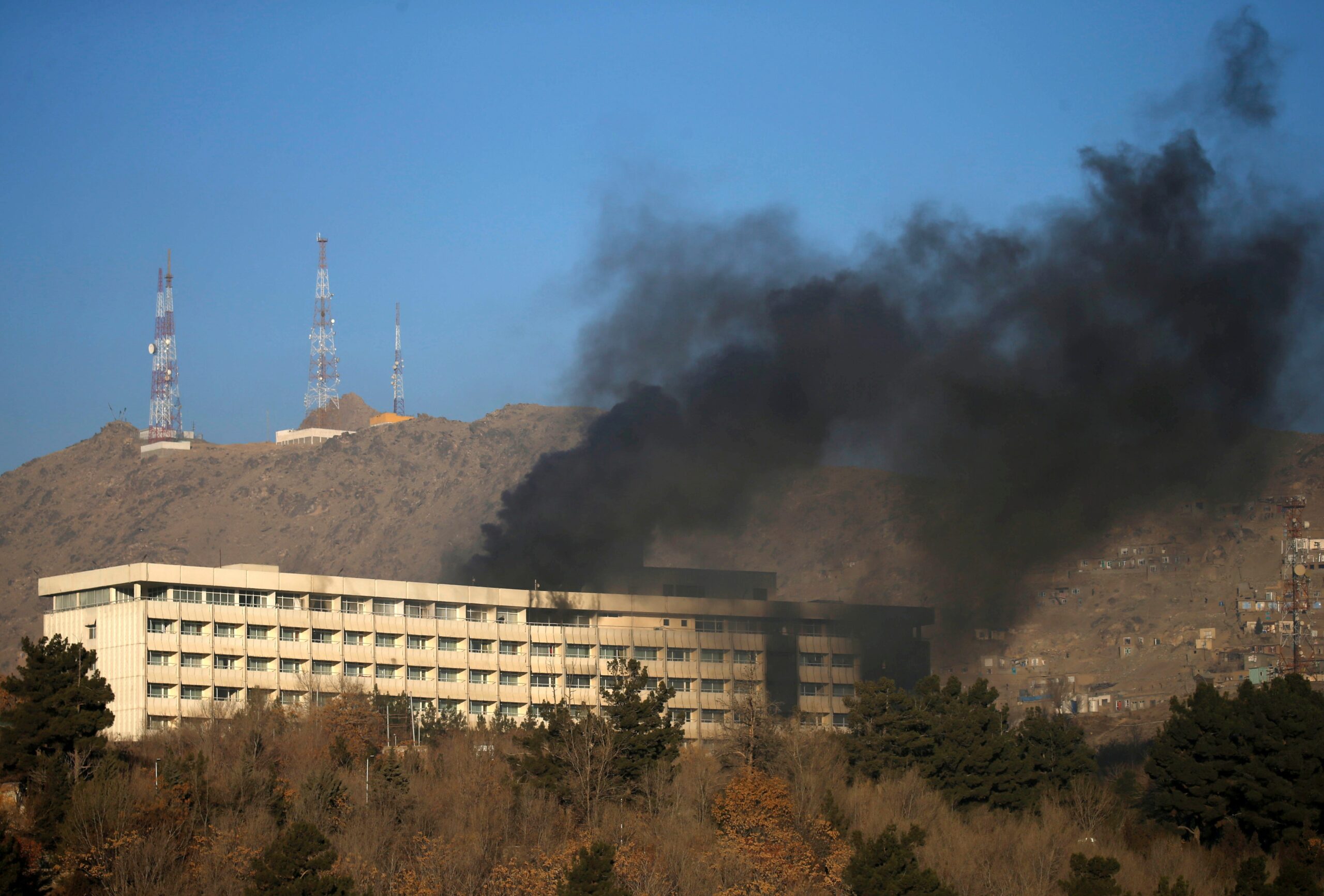Fumaça sai do Hotel Intercontinental em Cabul, capital do Afeganistão, durante ataque terrorista em 21 de janeiro de 2018 — Foto: Mohammad Ismail/Reuters