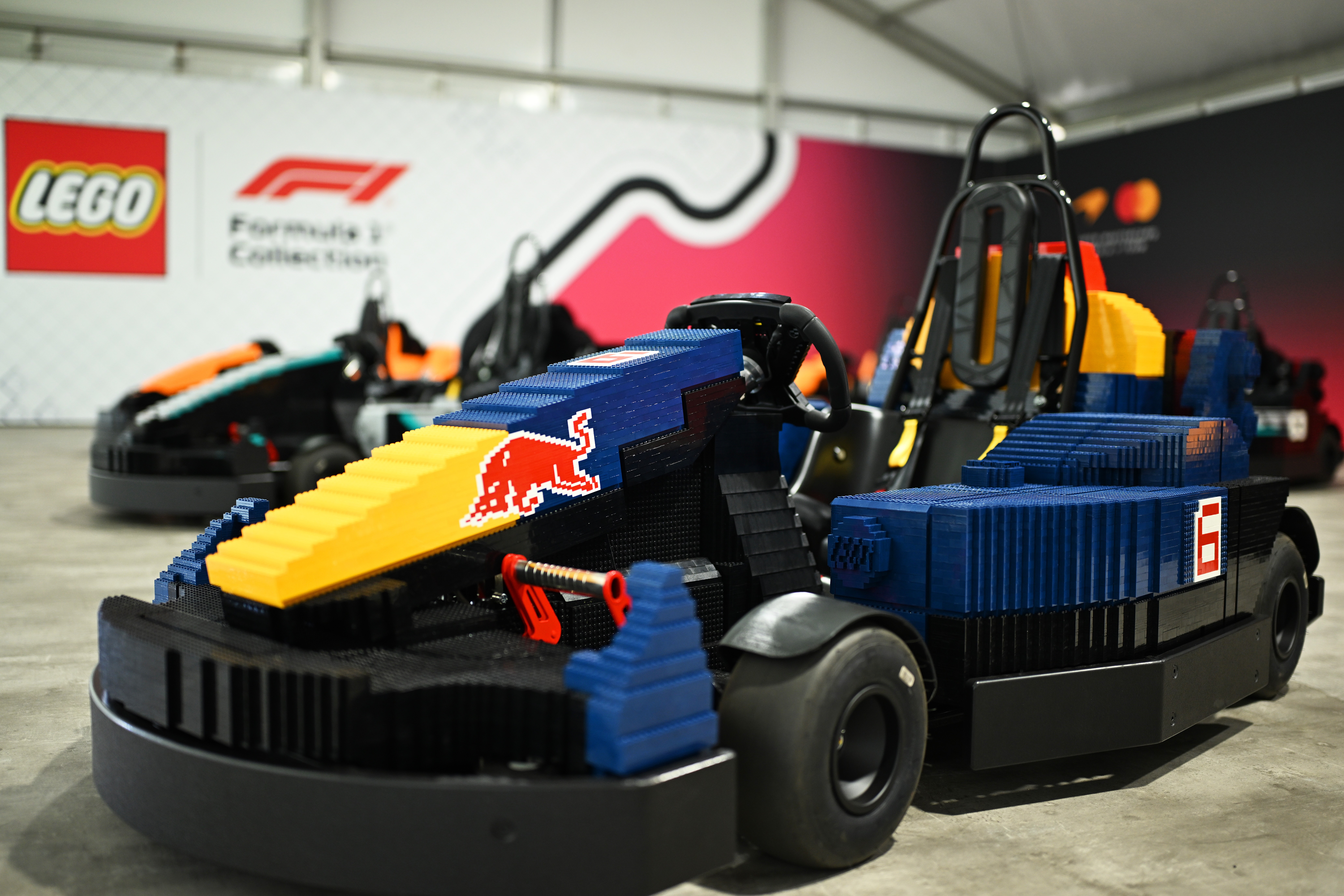 Pilotos de F1 vão acelerar karts de Lego antes do GP de Silverstone 2026 — Foto: Divulgação / Lego