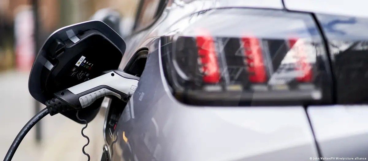 Baterias são de longe o componente mais caro e continuam sendo um dos principais pontos vulneráveis dos carros elétricos — Foto: John Walton/PA Wire/picture alliance