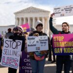 Manifestantes contrários aos direitos de pessoas transgênero protestam durante um ato em frente à Suprema Corte dos Estados Unidos, em Washington. — Foto: AP/Jose Luis Magana, Arquivo