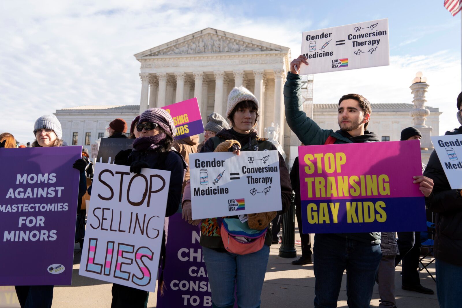 Manifestantes contrários aos direitos de pessoas transgênero protestam durante um ato em frente à Suprema Corte dos Estados Unidos, em Washington. — Foto: AP/Jose Luis Magana, Arquivo