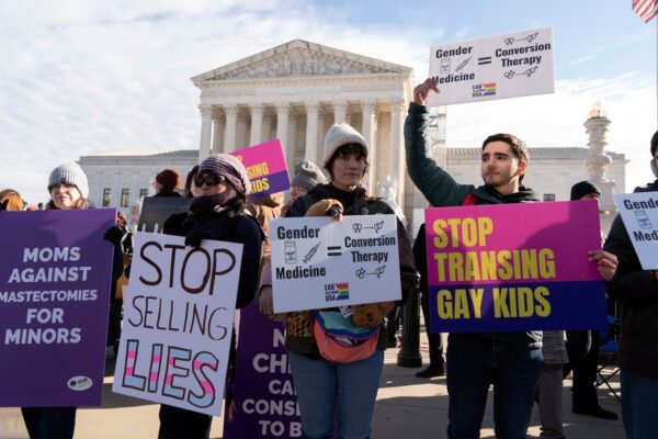 Manifestantes contrários aos direitos de pessoas transgênero protestam durante um ato em frente à Suprema Corte dos Estados Unidos, em Washington. — Foto: AP/Jose Luis Magana, Arquivo