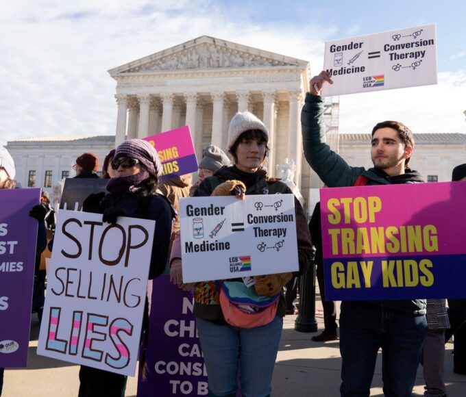 Manifestantes contrários aos direitos de pessoas transgênero protestam durante um ato em frente à Suprema Corte dos Estados Unidos, em Washington. — Foto: AP/Jose Luis Magana, Arquivo